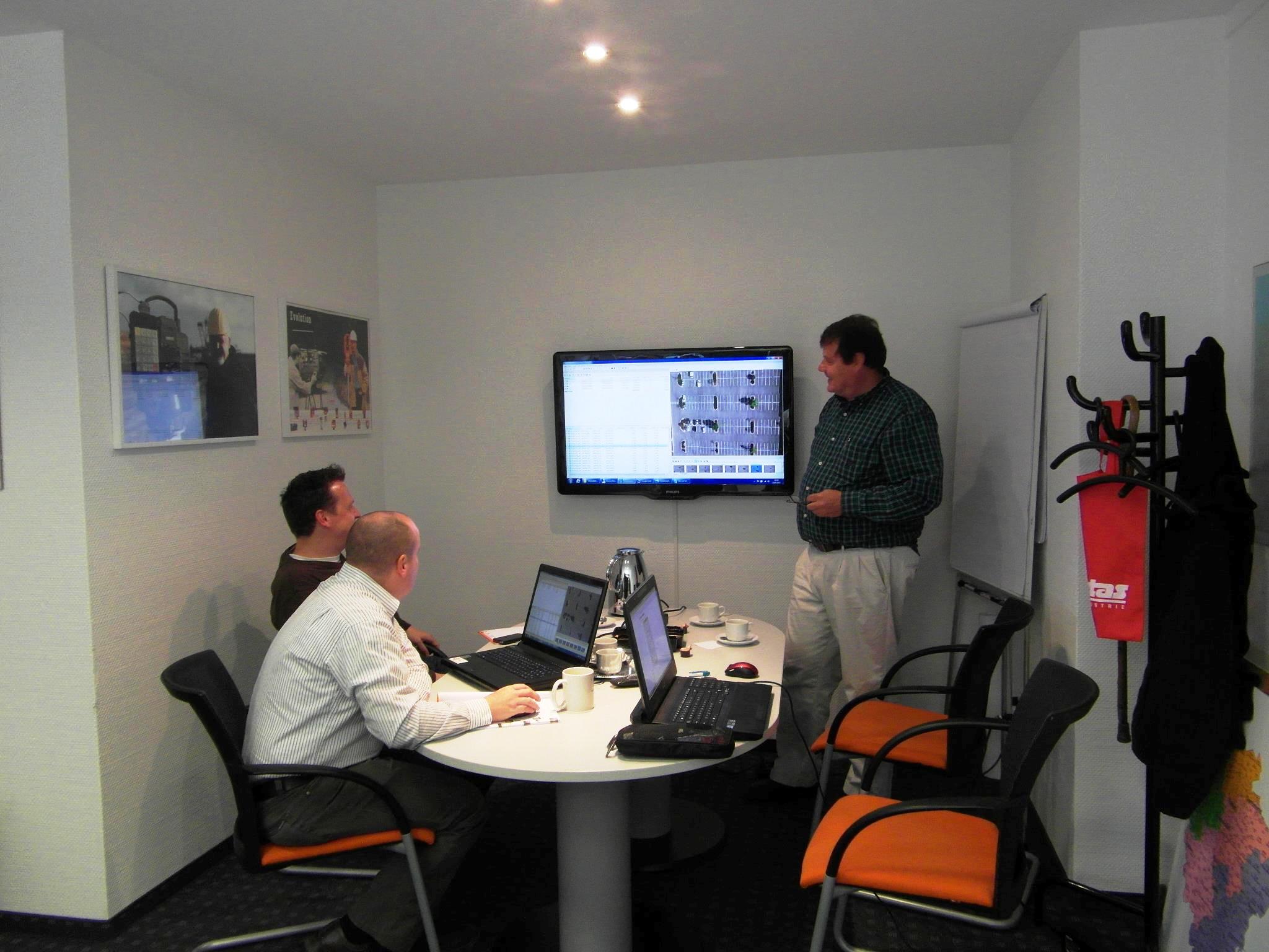 V-Team working with solutions